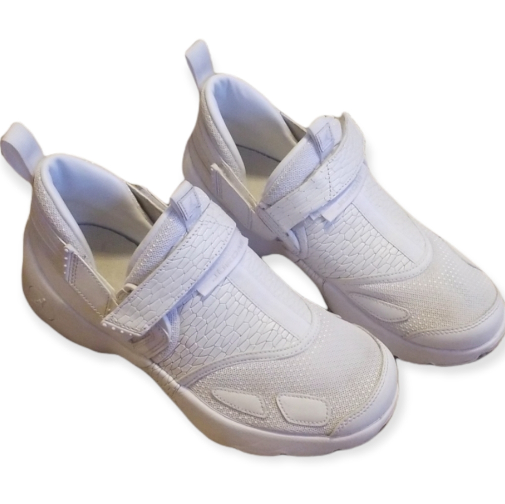 CLOSING SALE Jordan Trunner LX Frost White